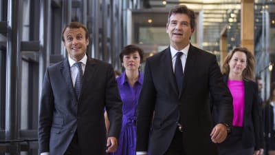 Frankrikes ekonomiminister Arnaud Montebourg (t.h) och hans efterträdare Emmanuel Macron.
