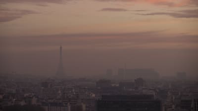 Smogen ligger tung över Paris.