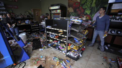 Produkter ligger huller om buller på golvet i en plundrad butik i Tegucigalpa.