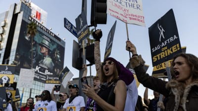 Strejkande skådespelare framför Netflix högkvarter i Los Angeles.