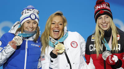 Enni Rukajärvi, Jamie Anderson och Laurie Blouin med sina OS-medaljer i slopestyle.