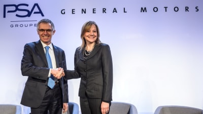 PSA:s vd Carlos Tavares och General Motors vd Mary Barra skakar hand vid den presskonferens där företagsköpet offentliggjordes.