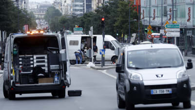 Fransk polis inspekterar innehållet i en skåpbil efter att två terrormisstänkta greps.