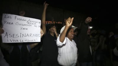 Oppositionsdemonstranter visar tacksamhet till poliser som vägrade lyda order om att kväsa protester med skyltar och slagord i Tegucigalpa.