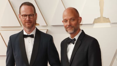 På bilden ses två smokingklädda män på röda mattan på Oscarsgalan.