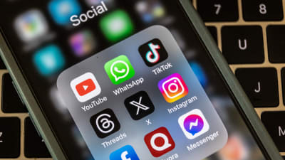 En mobilskärm med ikoner över olika sociala medieappar.
