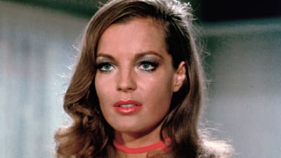 Näyttelijä Romy Schneider lähikuvassa. Kuva elokuvasta Likainen ansa (Max et les ferrailleurs).