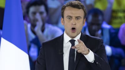 Emmanuel Macron håller tal och pekar ut i luften.