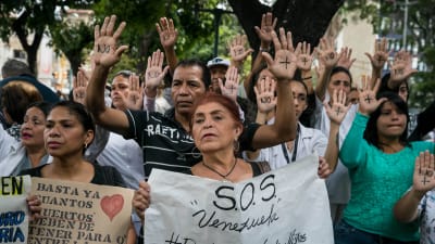 Protest framför sjukhus i Venezuela där bland annat brist på vård är ett stor problem.