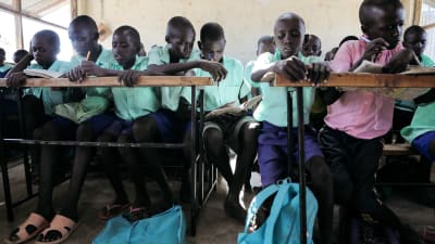 kenianska skolbarn i skolklass