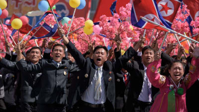 Civila nordkoreaner hälsar på sin ledare Kim Jong-un under 70-årsparaden i Pyongyang.