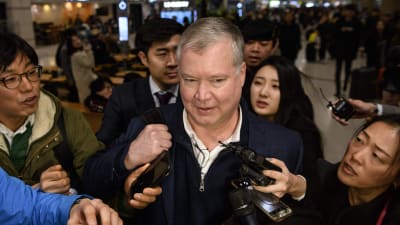 USA:s Nordkoreasändebud Stephen Biegun omgavs av journalister när han landade på  Incheons internationella flygplats i Sydkorea på söndagen. 