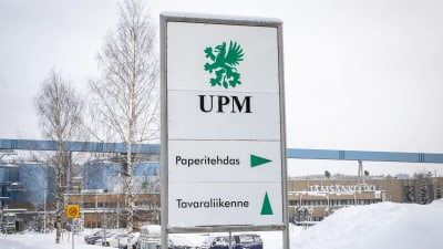 En skylt vid UPM:s pappersfabriksområde.