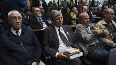 Flera argentinska officerare som dömdes för brott mot mänskligheten sitter på rad i domstolen för att höra sina straff.