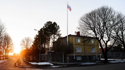 Rysslands konsulat i Mariehamn en vårdag: ryska flaggan vajar over ett gult trevåningshus.
