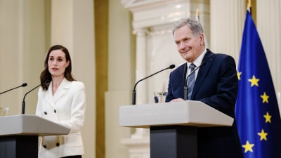 Statsminister Sanna marin och president Sauli Niinistö meddelar om regeringens beslut att lämna i en Natoansökan