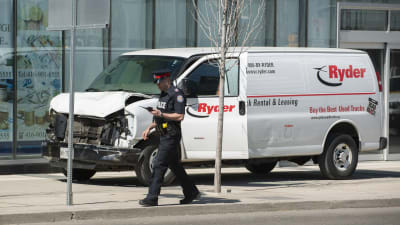 En hyrd skåpbil sitter på trottoaren i Toronto. Föraren har gripits.