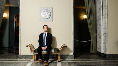 Petri Honkonen sitter på en pall i riksdagen.