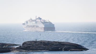 Viking Lines fartyg påväg bortåt vid kobba klintar utanför Mariehamn. 