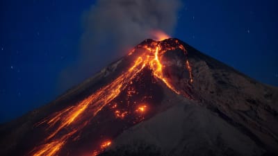Volcan de Fuego hör till Centralamerikas mest aktiva vulkaner. Det här är redan det andra utbrottet i år på den över 3 700 meter höga vulkanen