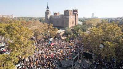 I väntan på röstningsresultatet samlades katalanerna nära det regionala parlamentet.