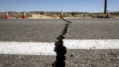 En spricka i en väg i södra Kalifornien, orsakad av en jordbävning.