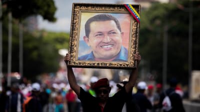 Nicolas Maduros popularitet har rasat men han stöds ännu av armén och sina egna, mest lojala anhängare 