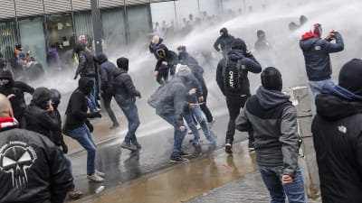 Demonstranter beskjuts med vattenkanoner i Bryssel.