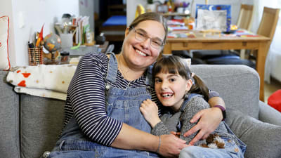 en mamma kramar om sin dotter