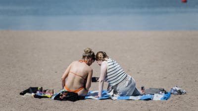 Hietarannan uimarannalla Helsingissä nautittiin aurinkoisesta päivästä 21. kesäkuuta 2022.