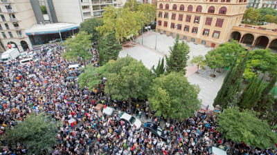 Tusentals demonstranter samlades under förmiddagen i centrum av Barcelona och ännu större protester hålls på tisdag kväll i stadskärnan