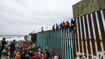 Migranter samlade i Tijuana vid gränsmuren mellan Mexiko och USA 