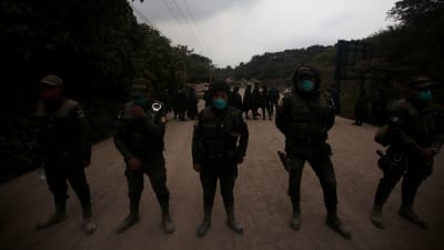 Polisen har stängt av vägarna som leder till vulkanen. Huvudstaden Guatemala City ligger endast 40 kilometer från Eldvulkanehnn