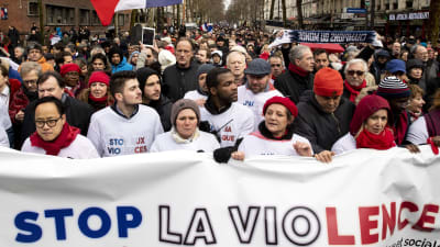 De "röda sjalarnas" protest i Paris var dubbelt större än de "gula västarnas" demonstration dagen innan