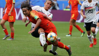 Tysklands Lena Oberdorf stoppar Wang Shuang i gruppspelet.