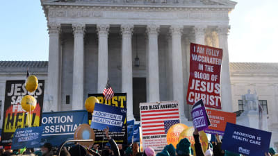 Demonstranter utanför högsta domstolen i USA efter att domstolen inlett behandlingen av Mississippis abortlag.