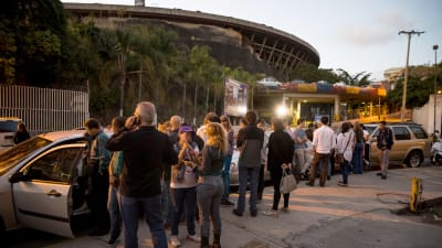 En grupp anhöriga stod och väntade på frigivningen utanför den nationella underrättelsetjänstens högkvarter i Caracas på lördag kväll. 
