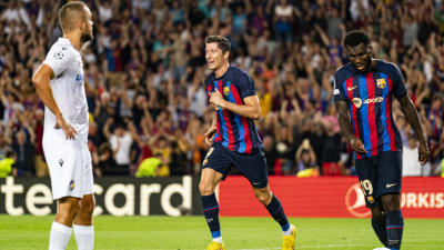 Robert Lewandowski firar ett mål.
