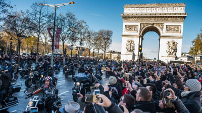 Franska motorcyklister på Harley-Davidson-cyklar deltar i begravningståget för den franska rockmusikern Johnny Halliday i Paris i december 2017.