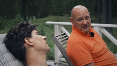 Olavi Kujanen sitter på en terss med Kasper Strömman