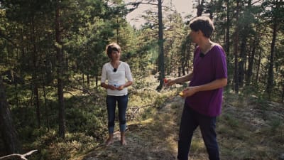 Kasper Strömman kastar pil i skogen