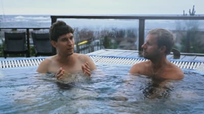 Kasper och Niclas Hage tar sig ett bad i poolen på Havsvidden