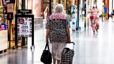 En äldre person i ett köpcenter.