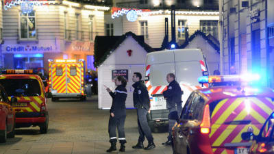 Räddningstjänsten är på plats efter att en man körde in i en julmarknad i Nantes i Frankrike.