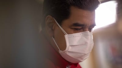 Nicolás Maduro med ansiktsskydd på. 