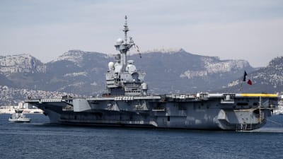 Hangarfartyget Charles de Gaulle när det återvänder till hamnen i Toulon den 12 april 2020.
