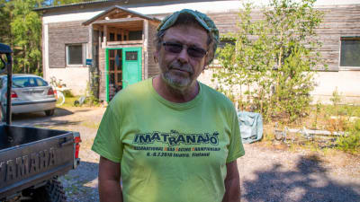 Heikki Kauppinen utanför hans båthall på Jussarö