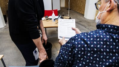 Erkki Partanen sai koronavirusrokotteen Helsingissä 1. helmikuuta.