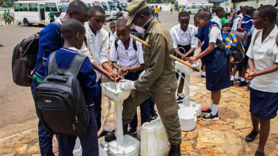En tillfällig handtvättningspunkt i Kigali, Rwanda 16.3.2020
