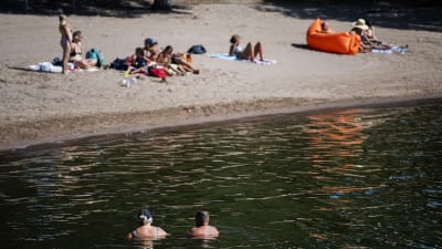 Hellepäivää vietettiin Helsingissä Marjaniemen uimarannalla.